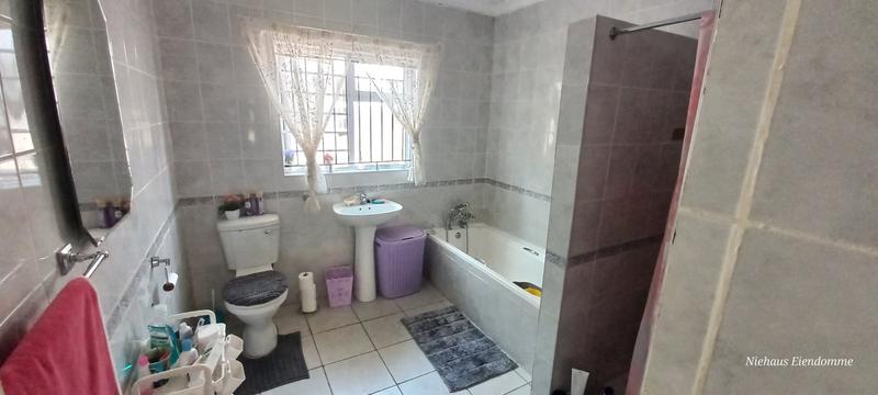 4 Bedroom Property for Sale in Gustrouw Western Cape